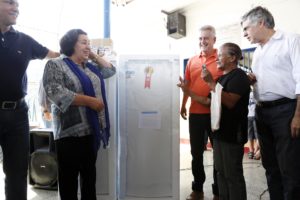 O presidente da CEB, Lener Silva Jayme, a deputada distrital Luzia de Paula, o governador Rollemberg, e o deputado federal Augusto Carvalho (SD), entregam geladeira para Alaídes Quintiliano Maciel, moradora do Gama de 67 anos. Foto: Dênio Simões/Agência Brasília