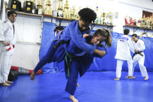 A faixa-roxa Monique da Silva Rodrigues e a faixa-verde Sarah Mileny Lucena preparam-se para a etapa de Brasília dos Jogos Escolares da Juventude 2017. Foto: Pedro Ventura/Agência Brasília