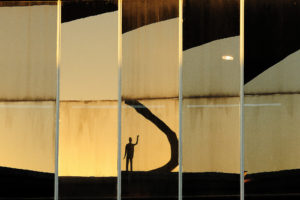 O Memorial JK fotografado dos vitrais do Memorial dos Povos Indígenas.