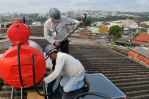 Varjão, Brasília, DF, Brasil 31/10/2017 Foto: Tony Winston/Agência Brasília.Cem aquecedores solares são distribuídos a famílias carentes no Varjão por meio do programa Agente CEB. O equipamento tem capacidade para aquecer 200 litros de água apenas com a luz solar, o que diminui os gastos com energia elétrica.Com os aquecedores, a Companhia Energética de Brasília (CEB) estima redução em torno de 70 quilowatts por hora por consumidor.