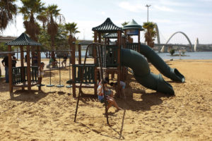 Parque infantil na margem do Lago Paranoá foi reformado. Foto: Dênio Simões/Agência Brasília