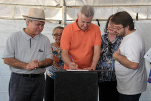 Os decretos que regurarizam os parcelamentos urbanos do Setor Habitacioinal Tororó foram assinados pelo governador neste sábado (7)