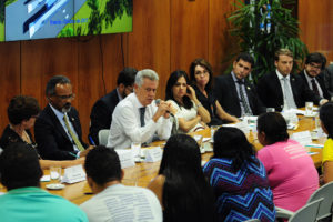 O governador Rollemberg em reunião com representantes de cooperativas de catadores de materiais recicláveis nesta terça-feira (17), no Palácio do Buriti.