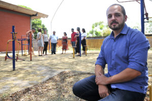 Brasília, DF, Brasil 25/10/2017 Foto: Tony Winston/Agência Brasília.Desde maio do ano passado, o professor de psicologia Vitor Barros, de 34 anos, tira parte do tempo para uma escuta qualificada de servidores que trabalham no sistema socioeducativo do Distrito Federal.O projeto, que conta com outros 21 voluntários, mudou a rotina em unidades de atendimento e é um dos finalistas do Prêmio Inova Brasília, que reconhecerá iniciativas inovadoras desenvolvidos por servidores no governo de Brasília.