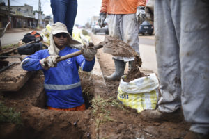 Sol Nascente, Ceilândia, Brasília, DF, Brasil 3/11/2017 Foto: Andre Borges/Agência Brasília.Para atender aos moradores do Sol Nascente atingido pelas fortes chuvas de quarta e quinta-feiras (2), o governo de Brasília montou uma força-tarefa nesta sexta-feira (3). Representantes das secretarias e dos órgãos responsáveis pela infraestrutura e apoio à região administrativa vistoriaram as principais áreas afetadas.