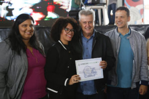 Jéssica Martins, de 19 anos, participou da oficina de fotografia e recebeu o diploma de conclusão do curso das mãos do governador Rollemberg, da subsecretária da Juventude, Priscila Monteiro, e do deputado distrital Professor Israel (PV)