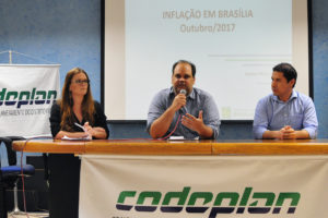 A gerente de Contas e Estudos Setoriais, Clarissa Jahns Schlabitz, o diretor de Estudos e Pesquisas Socieconômicas da companhia, Bruno de Oliveira Cruz, e economista da Diretoria Técnica-Operacional da Ceasa/DF, João Bosco Soares Filho.