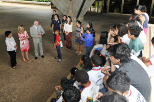 Alunos da Escola Classe 01 do Porto Rico visitaram a Embaixda da Itália e foram recebidos pelo embaixador Antonio Bernardini e pela embaixatriz Ornella Bernardini.