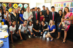 Alunos do Centro de Ensino Fundamental 04 de Ceilândia receberam o ministro-conselheiro Dinh Cong Chinh nesta segunda (27) como parte do programa Embaixada de Portas Abertas.