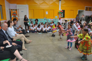 Com música e dança típica, alunos da Escola Classe Granja do Torto receberam o cônsul Youcef Chikhi da Embaixada da Argélia.