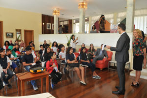 O embaixador da Suécia, Per-Arne Hjelmborn, e a embaixatriz, Anette Hjelmborn, receberam os alunos do quinto ano do Centro Educacional 1 da Estrutural em ação parte do projeto Embaixada de Portas Abertas.