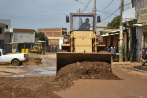 Trabalho inicial é de remoção de sujeira, lixo e lama trazida pela chuva. Foto: Andre Borges/Agência Brasília