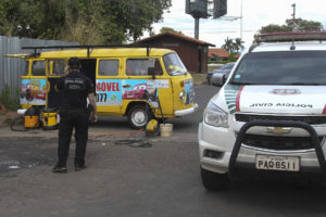 Na terça-feira (31), peritos da Policia Civil e fiscais da Caesb flagrama furto de água em um lava-jato móvel no Lago Sul. Foto: Toninho Tavares/Agência Brasília