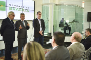 O diretor-presidente do Sebrae, Guilherme Afif, o governador Rollemberg, e o secretário das Cidades, Marcos Dantas.