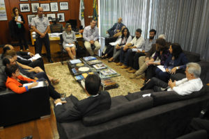 O governador Rollemberg e secretários de Estado em reunião para tratar de obras na Estrutural. Foto: Gabriel Jabur/Agência Brasília