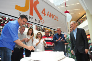 Com a presença do governador de Brasília, Rodrigo Rollemberg, do empresário Paulo Octávio e dos administradores de Ceilândia e Taguatinga, Vilson de Oliveira e Marlon Costa, os 4 anos do JK Shopping foram comemorados com festa