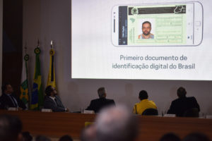 Para ter acesso a Carteira nacional de habilitação , o motorista deverá ter a versão impressa com QR code e a certificação digital. Lançamento ocorreu nesta quinta (16), com a participação do governador Rollemberg.