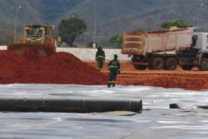 Instalação da manta de impermeabilização evita a contaminação do solo e do lençol freático.