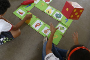 Equipe técnica de saúde bucal da Unidade Básica de Saúde 2 visita escolas do Itapoã e aplicam atividades de educação que envolvem diversos métodos, como jogos.