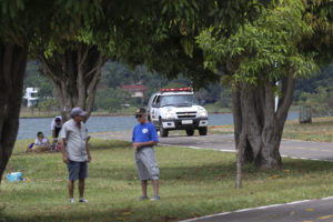 Equipes do Detran e da PMDF orientavam a população às margens do Paranoá.