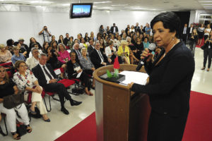 A colaboradora do governo, Márcia Rollemberg, recebeu o Foto: Renato Araújo/Agência Brasília.Dez mulheres consideradas empoderadas e empreendedoras foram homenageadas no Women’s Entrepreneurship Day (WED), que ocorreu pela primeira vez no Brasil nesta sexta-feira (17).O governador de Brasília, Rodrigo Rollemberg, acompanhado da esposa e colaboradora do governo, Márcia Rollemberg, prestigiou o evento, no Centro Universitário Iesb, na Asa Sul.