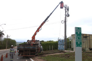 Funcionários da Companhia Energética de Brasília (CEB) fazem reparo na rede de energia nos locais mais afetados como Lago Norte.