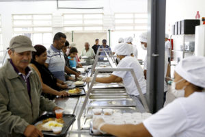 O Restaurante Comunitário do Paranoá foi reaberto nesta quinta-feira (9). Às 11 horas, passou a servir refeição completa, com suco e sobremesa, ao custo de R$ 1 para inscritos no Cadastro Único do DF (CadÚnico) e de R$ 2 para o público em geral.