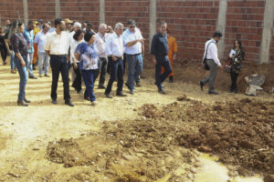 O governador Rollemberg e os secretários das pastas envolvidas nas ações no Sol Nascente vistoriaram a região na tarde desta segunda-feira (6).