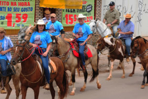 A Cavalgada da Sagrada Família encerrou, neste domingo (17), o 17o Encontro de Folia de Reis do Distrito Federal. O governador de Brasília, Rodrigo Rollemberg, cavalgou os cerca de 4 quilômetros do percurso.