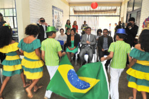 Nesta quarta-feira (6), alunos da escola Classe SRIA, receberam o ministro da embaixada da China Song Yang, e a colaboradora do governo de Brasília e idealizadora do projeto, Márcia Rollemberg como parte do programa Embaixadas de Portas Abertas.