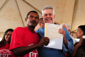 O governador de Brasília, Rodrigo Rollemberg, entregou o termo de posse para Simplício Braz Neto morador do Setor Habitacional Sol Nascente, em Ceilândia, na manhã deste sábado (16).