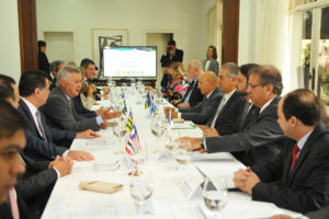 Integrantes do Fórum de Governadores do Brasil Central estão reunidos nesta quarta-feira (6), em Brasília. O governador do Distrito Federal, Rodrigo Rollemberg, recepciona os chefes dos Executivos das unidades da Federação participantes na Residência Oficial de Águas Claras.