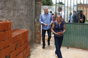 O governador Rodrigo Rollemberg foi recebido pela líder comunitária e presidente da Associação dos Moradores do Setor Habitacional Ribeirão, Tereza da Silva