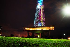 Cerca de 2 mil pessoas assistiram atentas à Orquestra Sinfônica do Teatro Nacional Claudio Santoro, na noite deste domingo (17). Na cerimônia de abertura, também foram acesas as luzes da torre, que ganhou decoração especial.