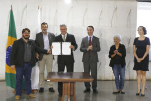 O edital do concurso para o projeto que revitalizará toda a orla do Lago foi assinado pelo governador de Brasília Rodrigo Rollemberg, e pela equipe da Secretaria de Gestão do Território e Habitação responsável pela elaboração do certame.