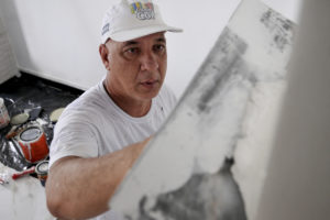 O pintor Rogério Pereira de Souza, de 50 anos, foi um dos primeiros credenciados para o projeto Pequenos Reparos, e fez a pintura da fachada da Escola Classe Cachoeirinha, em São Sebastião.