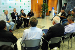 O governador Rodrigo Rollemberg recebeu representantes da Associação Brasileira de Radiodifusão Comunitária do Distrito Federal para tratar de projeto que prevê fomento ao serviço de difusão no DF