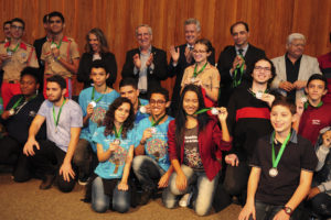 Alunos premiados nas Olimpíadas de Matemática do Distrito Federal receberam medalhas nesta quinta-feira (7). Foto: Pedro Ventura/Agência Brasília