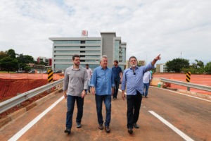 O Trevo de Triagem Norte teve o primeiro viaduto liberado para tráfego de veículos. A inauguração ocorreu na manhã deste sábado (23), com a presença do governador Rodrigo Rollemberg, do secretário de Mobilidade, Fábio Damasceno e do diretor-geral do DER-DF, Henrique Luduvice.