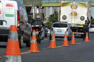 Equipes do DER-DF fazem blitz educativa na EPTG durante a campanha Maio Amarelo