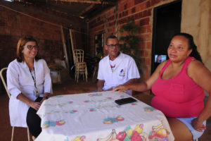 Lugares que antes não tinham a Estratégia Saúde da Família, como a Vila Planalto, hoje focam no atendimento integral ao paciente. Jaqueline Lopes, de 38 anos, vive na Vila Planalto há 14 anos e não tinha recebido ainda visita em casa para tratar da saúde.