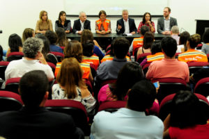 O governador Rollemberg, acompanhado de secretários e representantes de órgãos públicos, concedeu entrevista coletiva nesta sexta-feira (19) no Aterro Sanitário de Brasília.