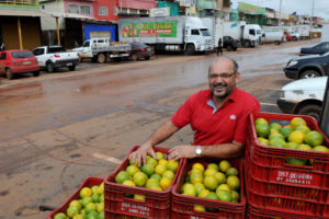 Feirante José Purcino, de 55 anos, na Feira do Produtor e Atacadista de Ceilândia