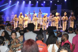 Show do grupo baiano de afoxé Filhos de Gandhy, na Praça dos Orixás