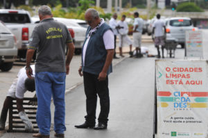 Com o objetivo de prevenir alagamentos no período das chuvas, desde as 9h30 desta quinta-feira (25) uma operação de limpeza de bocas de lobo é feita na região central do Plano Piloto.