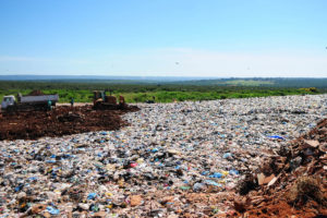 Desde o fechamento do aterro controlado do Jóquei no sábado (20), conhecido como lixão da Estrutural, o Serviço de Limpeza Urbana (SLU) iniciou a cobertura da área.