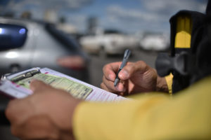 Em 2017, 1.137 motoristas do Distrito Federal foram flagrados dirigindo com a Carteira Nacional de Habilitação (CNH) cassada ou suspensa.