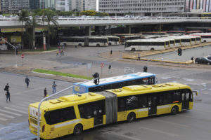 Um ônibus articulado e um outro ônibus na Rodoviária do Plano Piloto