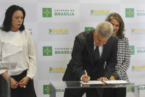 A presidente do TCDF, Anilceia Machado, o governador Rodrigo Rollemberg, e a secretária de Planejamento, Orçamento e Gestão, Leany Lemos, assinaram o acordo nesta segunda-feira (29), no Salão Nobre do Palácio do Buriti. Foto: Renato Araújo/Agência Brasília