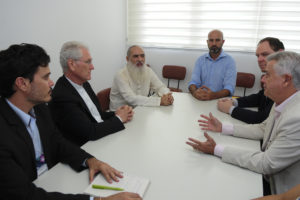 Participaram do encontro o líder espiritual Sri Prem Baba e o dom Leonardo Steiner, bispo auxiliar de Brasília e secretário-geral da CNBB, o governador Rollemberg, e o secretário do Meio Ambiente, Igor Tokarski. Foto: Pedro Ventura/Agência Brasília